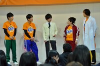 「変顔ができない」という男子高校生（中央）と、芸人たち。