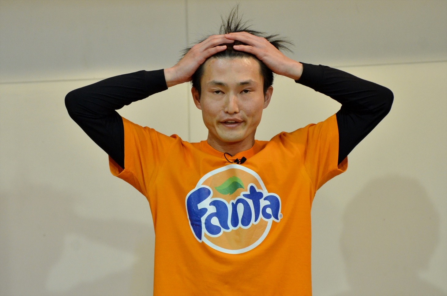 変顔で高校生の笑いを誘うジャルジャル福徳。