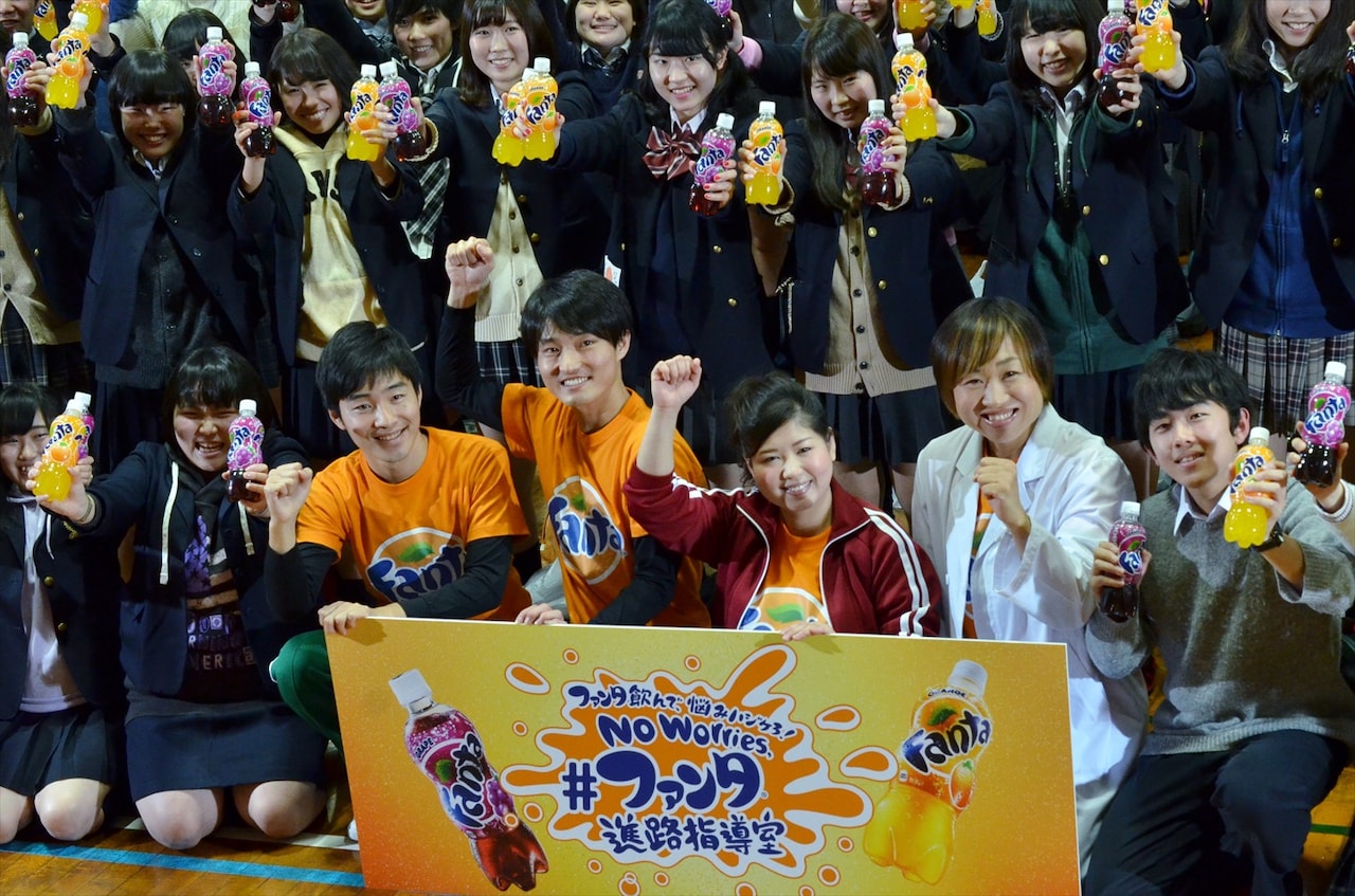 イベント「ファンタ 進路指導室」に出演した、（中央左から）ジャルジャル、アジアン馬場園、南海キャンディーズしずちゃんと、高校生たち。