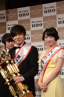 男前1位のパンサー向井とべっぴん1位のスパイク小川。