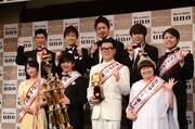 前列左からスパイク小川、パンサー向井、シソンヌ長谷川、ハリセンボン春菜。後列左からパンサー尾形、ラフレクラン西村、ベイビーギャング北見、ウーマンラッシュアワー村本、NON STYLE井上。