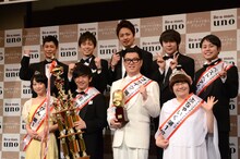 前列左からスパイク小川、パンサー向井、シソンヌ長谷川、ハリセンボン春菜。後列左からパンサー尾形、ラフレクラン西村、ベイビーギャング北見、ウーマンラッシュアワー村本、NON STYLE井上。