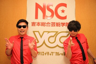 NSC大阪の学院説明会で初講義を行った8.6秒バズーカー。(c)吉本興業