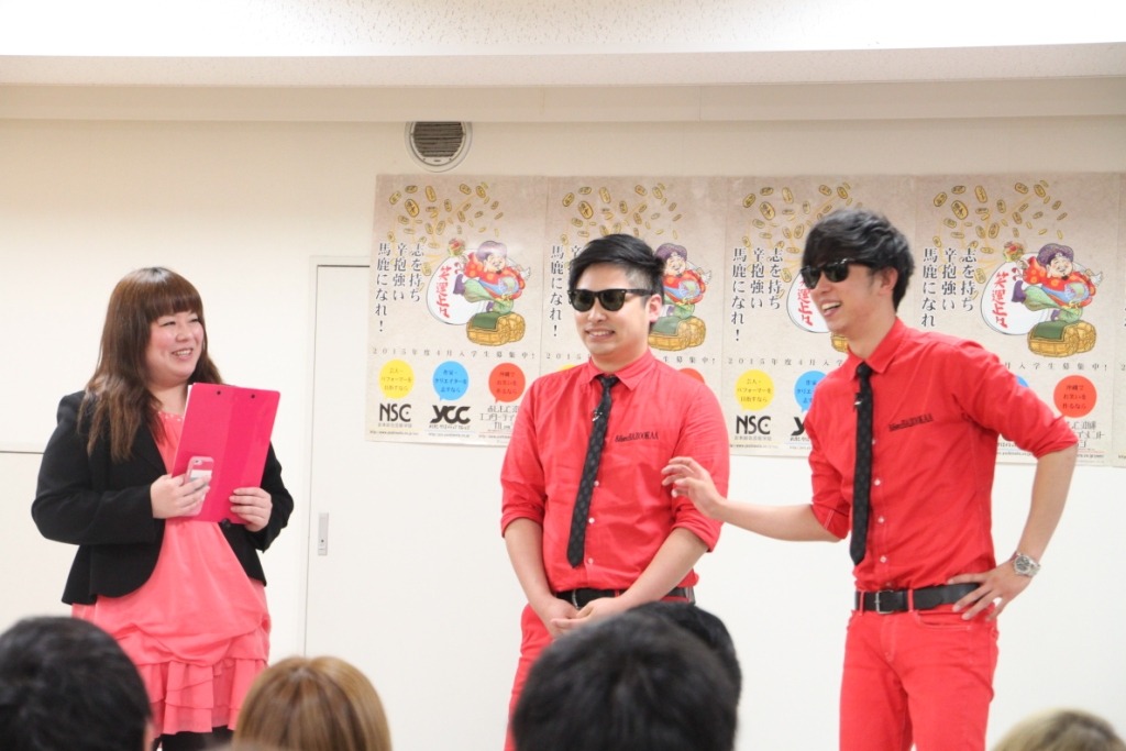 NSC大阪の学院説明会で初講義を行う8.6秒バズーカー。(c)吉本興業