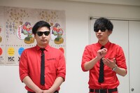 NSC大阪の学院説明会で初講義を行う8.6秒バズーカー。(c)吉本興業