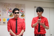 NSC大阪の学院説明会で初講義を行う8.6秒バズーカー。(c)吉本興業