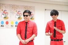 NSC大阪の学院説明会で初講義を行う8.6秒バズーカー。(c)吉本興業