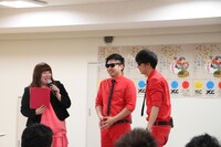 NSC大阪の学院説明会で初講義を行う8.6秒バズーカー。(c)吉本興業