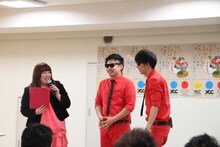 NSC大阪の学院説明会で初講義を行う8.6秒バズーカー。(c)吉本興業