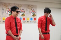 NSC大阪の学院説明会で初講義を行う8.6秒バズーカー。(c)吉本興業