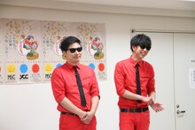 NSC大阪の学院説明会で初講義を行う8.6秒バズーカー。(c)吉本興業