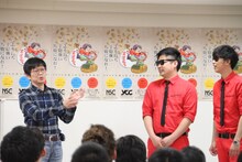 NSC大阪の学院説明会で初講義を行う8.6秒バズーカー（右から2人）。(c)吉本興業