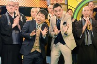 爆笑問題（中央）と番組に出演するお坊さんたち。