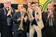 爆笑問題（中央）と番組に出演するお坊さんたち。