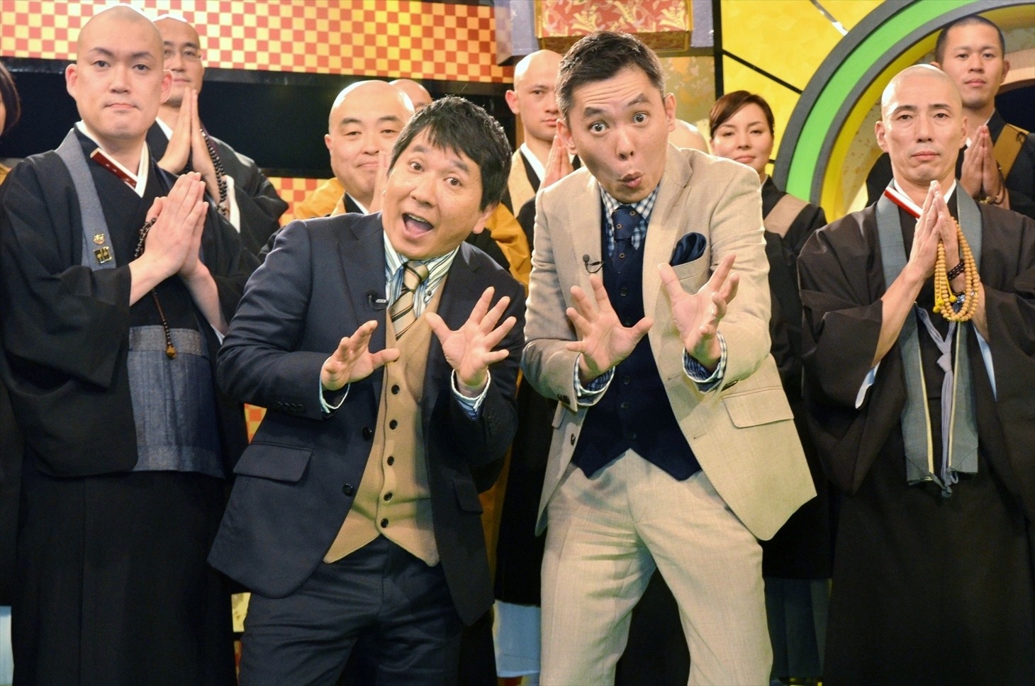 爆笑問題（中央）と番組に出演するお坊さんたち。