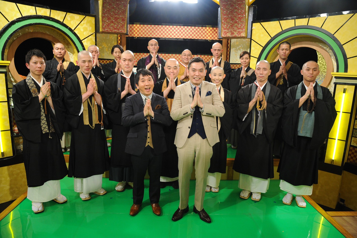 爆笑問題（中央）と番組に出演するお坊さんたち。