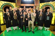 爆笑問題（中央）と番組に出演するお坊さんたち。