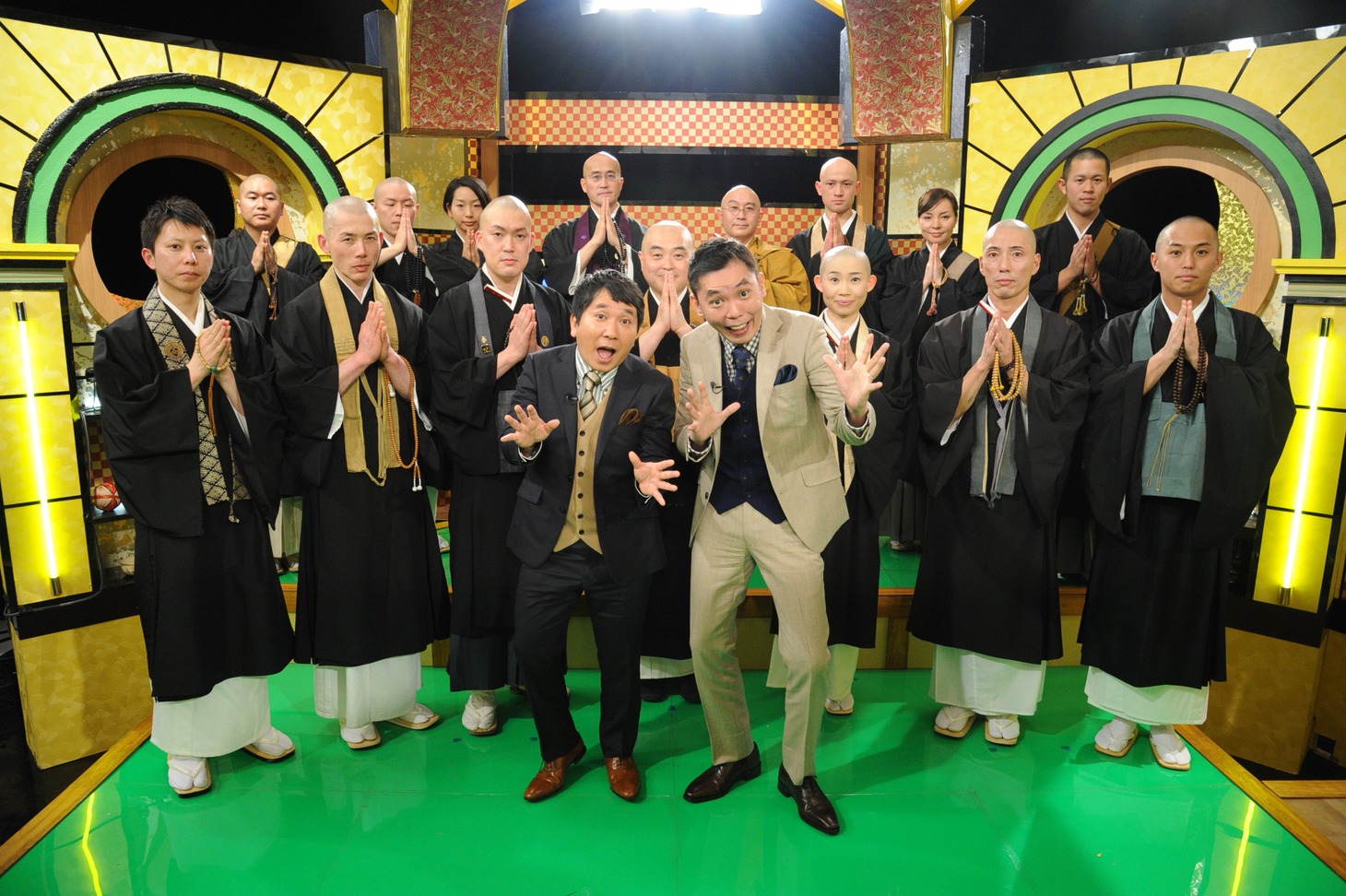 爆笑問題（中央）と番組に出演するお坊さんたち。