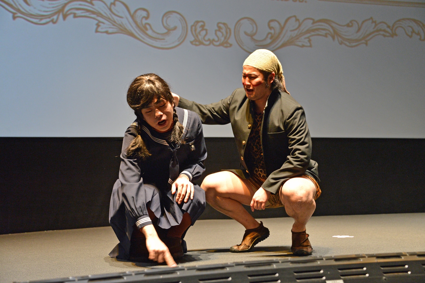 映画「ソロモンの偽証 前篇・事件」の試写イベントで新ネタを披露したバンビーノ。
