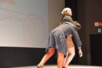 映画「ソロモンの偽証 前篇・事件」の試写イベントで新ネタを披露したバンビーノ。