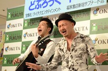 「新・○○な女」を歌唱するどぶろっく。