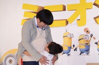 藤田彩華にぎゅっとされるバナナマン日村。