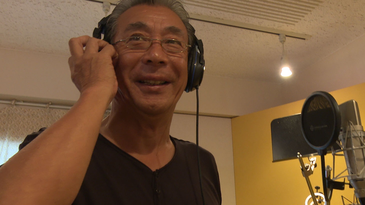 「高田純次 芸能生活だいたい35周年記念CD『純愛』」のレコーディング中の様子。(c)CTV