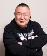 松村邦洋 (c)2015「龍三と七人の子分たち」製作委員会