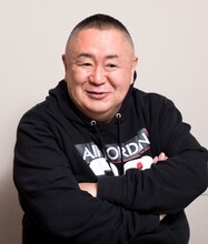 松村邦洋 (c)2015「龍三と七人の子分たち」製作委員会