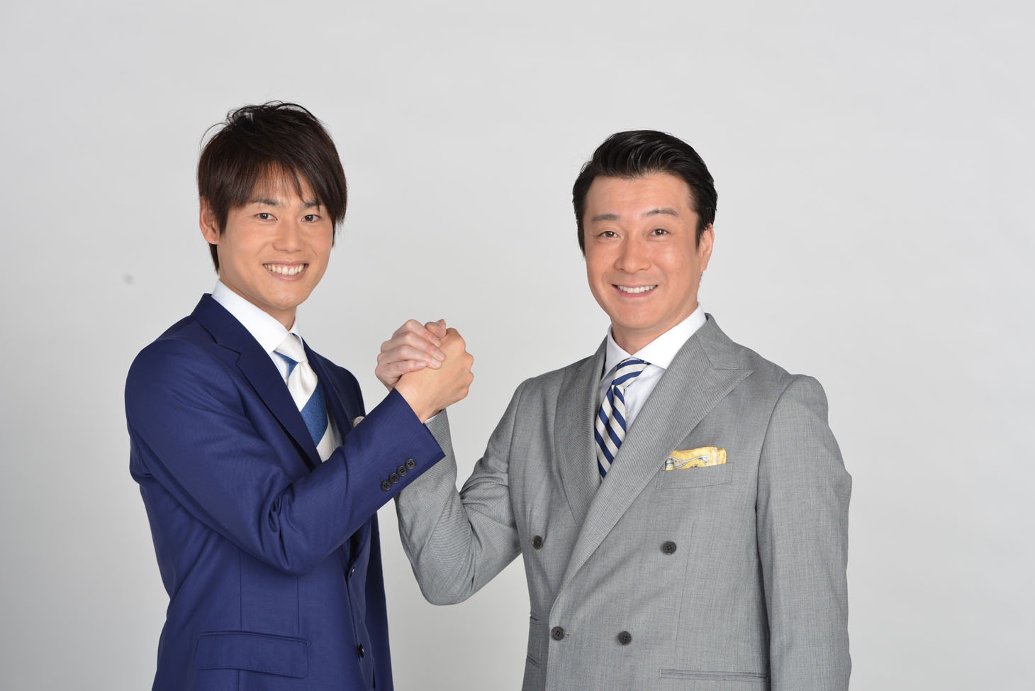 上重聡アナウンサーと加藤浩次（左から）。