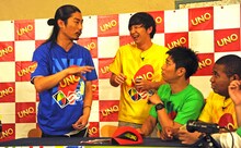 思わぬ暴露をされて反論するパンサー菅（左）。