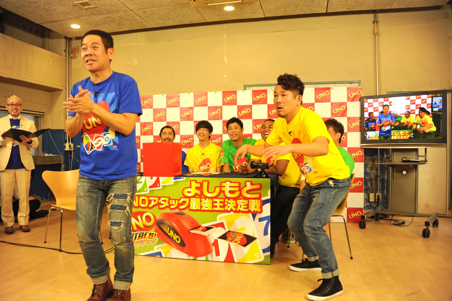 全力で「ラッスン」を披露するFUJIWARA。