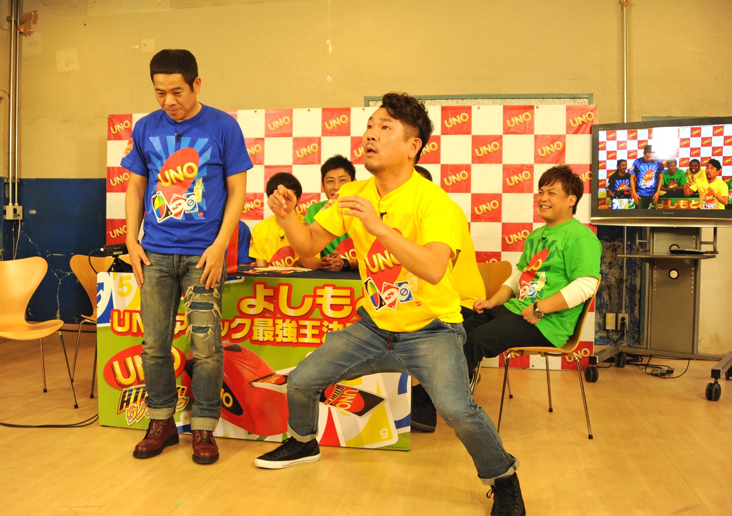 全力で「ラッスン」を披露するFUJIWARA。