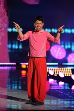 渋い表情でポーズを決める松尾伴内。