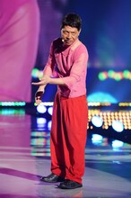 渋い表情でポーズを決める松尾伴内。