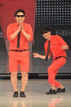 「神戸コレクション 2015 SPRING / SUMMER」にサプライズで登場した8.6秒バズーカー。