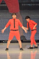 「神戸コレクション 2015 SPRING / SUMMER」にサプライズで登場した8.6秒バズーカー。