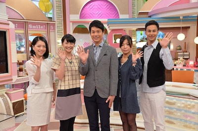 「ゴゴスマ～GOGO！Smile！」月曜レギュラーの大久保佳代子（右から2人目）、MCの石井亮次CBCアナウンサー（中央）ら。(c)CBC