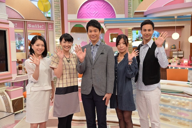 「ゴゴスマ～GOGO！Smile！」月曜レギュラーの大久保佳代子（右から2人目）、MCの石井亮次CBCアナウンサー（中央）ら。(c)CBC