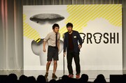 優勝したサークル「ありがとう」のメンバーが漫才を披露するワンシーン。