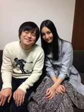 「番組バカリズム3」で共演したバカリズムと菜々緒（左から）。