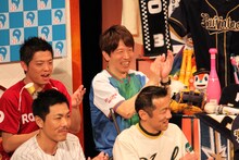 後列左から、かみじょうたけし、ちゃらんぽらん冨好。(c)関西テレビ