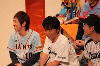 左から、キングコング梶原、スピードワゴン小沢、山田スタジアム。(c)関西テレビ