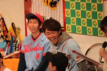左から、アンガールズ山根、トータルテンボス大村。(c)関西テレビ