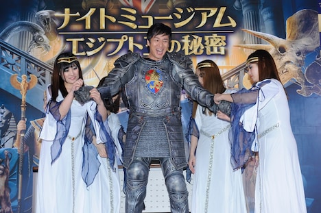 女性たちによる協力のもと、衣装の早着替えに臨むチュートリアル徳井（中央）。