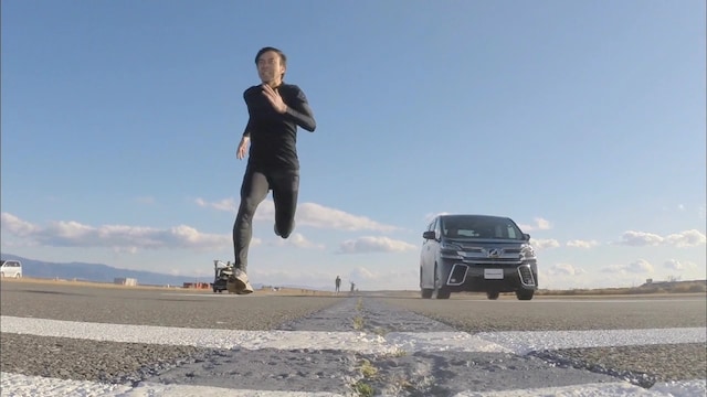 YouTube番組「VELLFIRE LEGEND」で新型ヴェルファイアとの直線走行対決に挑むペナルティ・ワッキー。