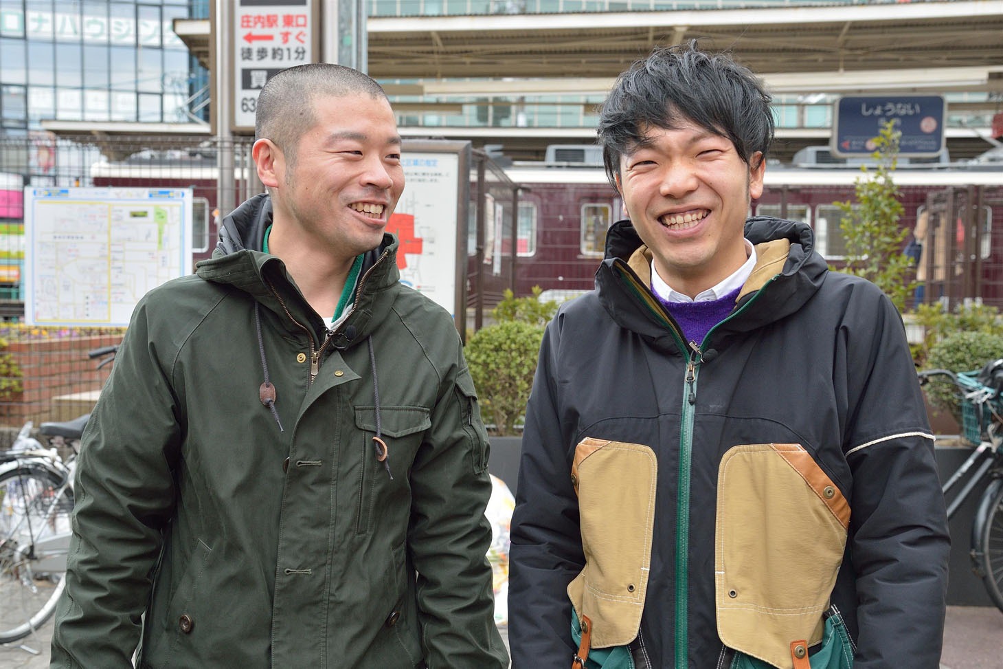 「その頭、地毛ちゃうやろ！」と題したロケに挑戦するアキナ。(c)MBS