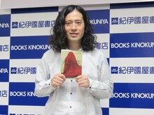 小説「火花」の刊行記念会見に登場したピース又吉。