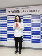 小説「火花」の刊行記念会見に登場したピース又吉。