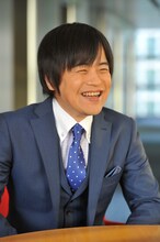 「バズリズム」MCのバカリズム。(c)日本テレビ